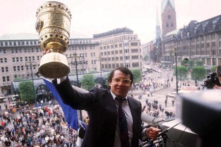 Den ersten Titel als Funktionär holt Manager Magath in der Saison 1986/87 mit dem HSV. Die Hanseaten gewinnen den DFB-Pokal ...