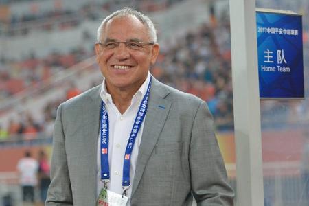 Im Juni 2016 heuert Magath beim China-Klub Shandong Luneng an. Er führt das Team aus der Abstiegszone zum Klassenerhalt und ...