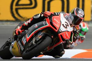 Am Flughafen: Biaggi mit E-Motorrad auf Rekordjagd