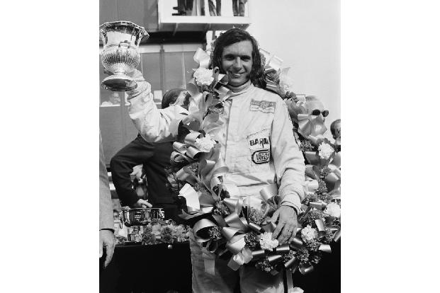 1972 löst der Lebemann Jackie Stewart als Weltmeister ab, fährt in dieser Zeit für Lotus. Seinen zweiten WM-Titel holt der s...