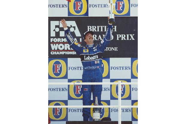 Nach jahrelangem Fight ist Mansell 1992 endlich am Ziel. In seiner 13. Formel-1-Saison rast er im Williams zum umjubelten Ti...