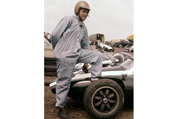 'Black Jack' fährt zwischen 1955 und 1970 in der Formel 1 und holt sich in diesen Jahren dreimal den Titel. Im überragenden ...