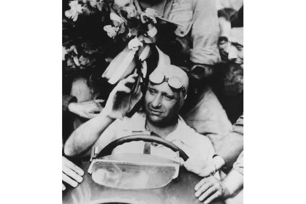 Mit vier verschiedenen Konstrukteuren fährt der beste Rennfahrer der Fünfzigerjahre zum Weltmeistertitel. Fangio siegt bei 5...