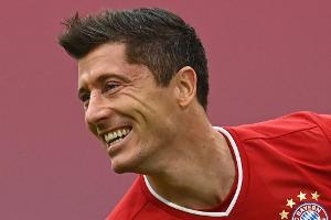 Bayern siegt dank Rekord-Dreierpack von Lewandowski - Leipzig bleibt Spitzenreiter