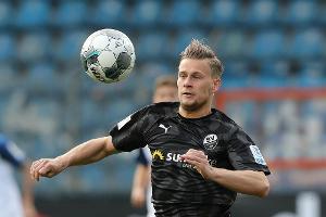 Sandhausen nimmt erste Hürde mit Mühe
