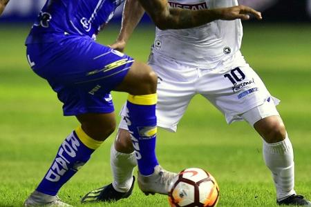 Kuss auf den Ball: Strafe für Fußball-Profi Lopez Kuss auf den Ball: Strafe für Fußball-Profi Lopez