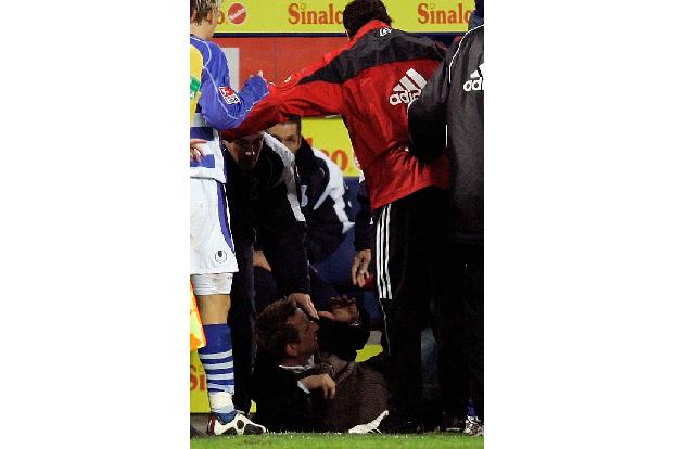 Drei Monate musste der damalige Trainer MSV Duisburg pausieren. Er verpasste 2005 Albert Streit vom 1. FC Köln eine Kopfnuss...