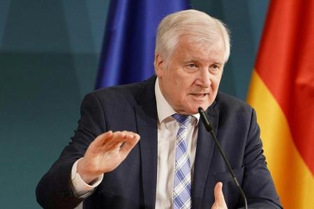 Seehofer begrüßt Zuschauer-Rückkehr Seehofer begrüßt Zuschauer-Rückkehr