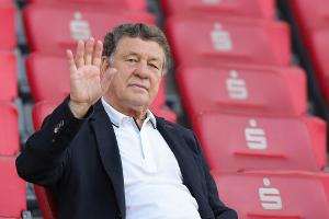 Rehhagel jubelt mit, Özil gratuliert: RWE träumt vom nächsten Coup
