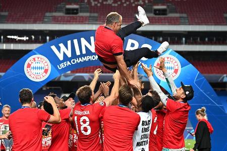 Ab in die Lüfte! Das Team lässt (Triple)-Coach Hansi Flick hochleben.