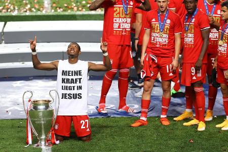 David Alaba huldigt nicht nur Jesus. Auf der Rückseite seines Shirts prangt zudem 'Black Lives Still Matter'.