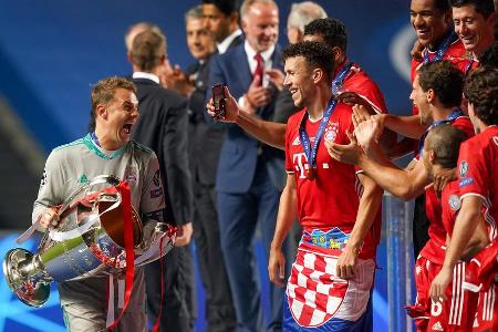 Ivan Perisic (Mitte) feiert mit Kroatien-Fahne und Manuel Neuer den Triumph.