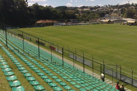 'Natur pur' ist das Motto des Estádio Janguito Malucelli in Curitiba, Brasilien. Die Schalensitze sind direkt auf einem Gras...