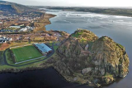 Das Dumbarton Football Stadium in Schottland, von den Fans liebevoll 'The Rock' genannt, liegt direkt unterhalb des Basaltfe...