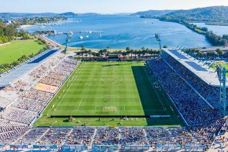 Dieses Schmuckkästchen steht in Australien. Im Central Coast Stadion wird unter Palmen und mit Blick auf den Brisbane Water ...