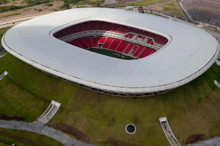 Der Innenraum des Estadio Chivas in Guadalajara sieht aus wie jeder andere. Die Außenfassade mit den hoch gezogenen Böschung...