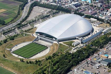 Zur Fußball-WM 2002 gebaut, besticht der Sapporo Dome in Japan zum einen mit seiner außergewöhnlichen Form. Zudem verfügt di...