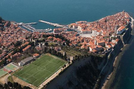 Die Heimspiele des NK Portorož Piran im Südwesten Sloweniens werden aufgrund der traumhaften Lage des Pod Obzidjem Stadium z...