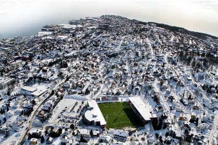 Ein Flecken Grün zwischen Eis und Schnee. Im Alfheim Stadion im norwegischen Tromsö spielt einer der am weitesten im Norden ...