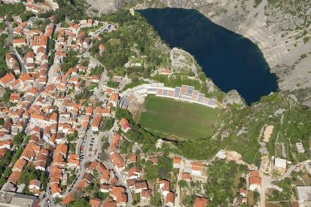 Viel idyllischer als das Gospin Dolac im kroatischen Imotski kann ein Stadion nicht liegen. 4000 Zuschauer finden in dieser ...