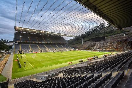 Das Estádio Municipal de Braga in Portugal ist eines der markantesten Stadien in Europa. Statt einer Tribüne ragt hinter ein...