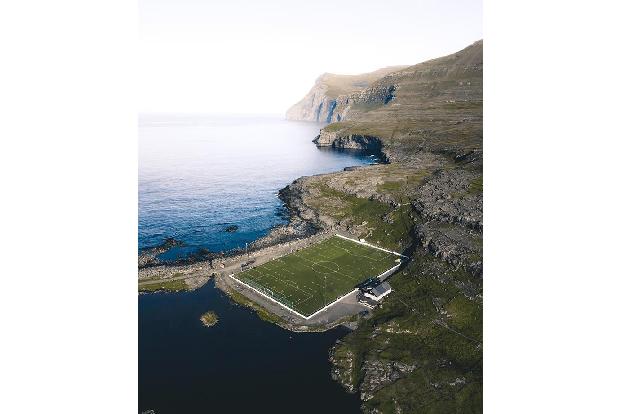 Auf den Färöer-Inseln hat nahezu jedes Dorf einen Fußballplatz. Dieses Fundstück aus dem 700-Seelen-Städtchen Eiði dürfte ei...