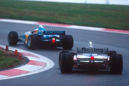Der Große Preis von Europa 1995 steht im Zeichen des Duells Michael Schumacher vs. Damon Hill. Auf feuchter Piste liefern si...