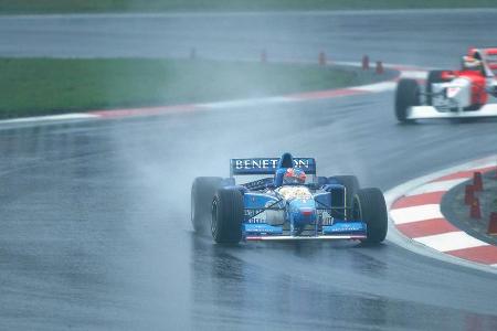Von den Rad-an-Rad-Duellen unbehelligt, baut der auf Slicks gestartet Jean Alesi im Ferrari eine komfortable Führung auf. Na...