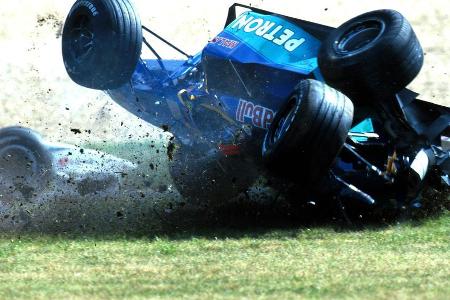 Beim Europa-GP 1999 geht es drunter und drüber. Unmittelbar nach dem (zweiten) Start muss Alexander Wurz (Benetton) dem lahm...