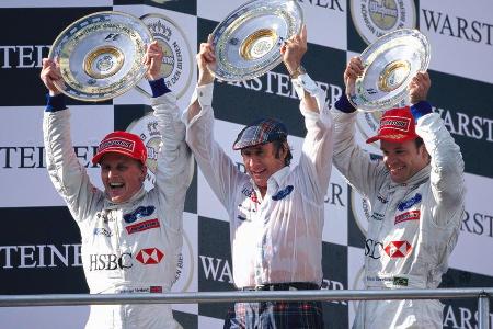 Danach wirft das Wetter endgültig alles über den Haufen. Erst Sonne, dann wieder Regen, dann wieder Sonne. Johnny Herbert be...