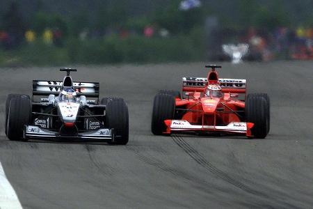 Als der Eifel-Himmel wenig später seine Schleusen öffnet, wird Schumacher seinem Ruf als Regengott gerecht, surft der Konkur...