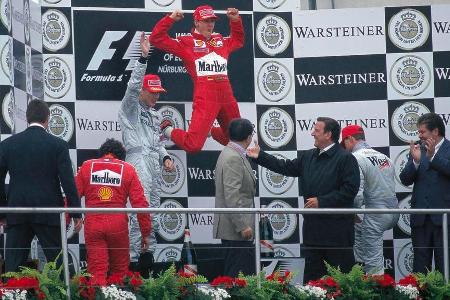 Als Schumacher keine Hinterbänkler mehr vor der Nase hat und stattdessen Häkkinens McLaren-Mercedes im Verkehr steckt, zieht...