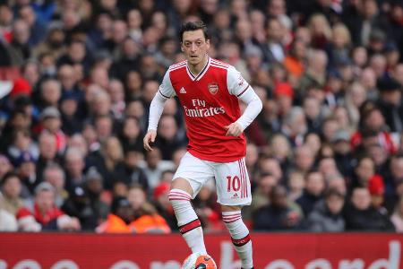 Bei einem Q&A auf Twitter hat sich Mesut Özil den Fragen seiner Fans gestellt. Dabei sollte der ehemalige deutsche Nationals... Bei einem Q&A auf Twitter hat sich Mesut Özil den Fragen seiner Fans gestellt. Dabei sollte der ehemalige deutsche Nationals...