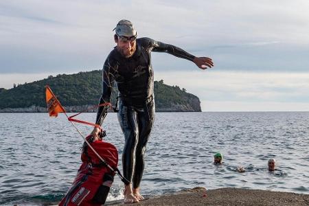 Extremtriathlet Deichmann wechselt nach Rekordschwimmstrecke auf das Fahrrad Extremtriathlet Deichmann wechselt nach Rekordschwimmstrecke auf das Fahrrad