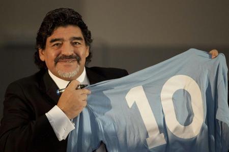 Neapel zu Ehren Maradonas mit Sondertrikot gegen AS Rom