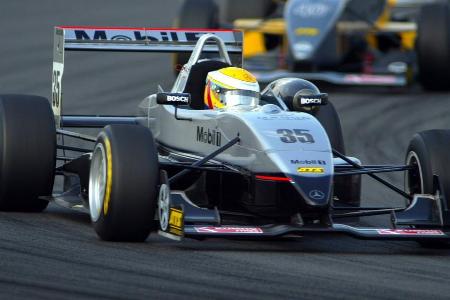 Nach überzeugenden Leistungen und Titelgewinnen in der Formel Renault und Formel 3 steht Hamilton 2004 vor einer Unterschrif...