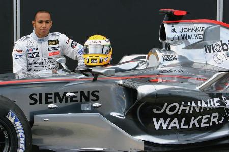 2007 wird der Traum von Lewis Hamilton wahr. Der Brite nimmt im McLaren Platz und legt eine Rookie-Saison hin, wie es sie no...