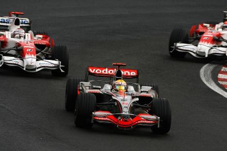 Nach seiner starken Debüt-Saison setzt Lewis Hamilton im Jahr 2008 noch einen drauf. Der McLaren-Pilot gewinnt insgesamt fün...