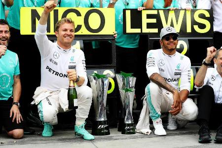 Am Ende zieht Hamilton erstmals im Duell mit Nico Rosberg den Kürzeren. Der Brite wird in der WM 'nur' Zweiter und verpasst ...