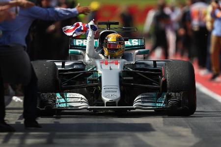 Das Ende der Saison 2017 ist schnell erzählt: Lewis Hamilton gewinnt nach der Sommerpause vier von fünf Rennen und sorgt im ...