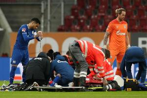 Schalke-Stürmer Uth nach Zweikampf wohl schwerer verletzt