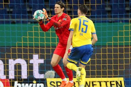 Wie schon in der ersten Runde gegen Duisburg anstelle von Bürki zwischen den Pfosten. Bei Bärs Halbchance (23.) schnell unte...