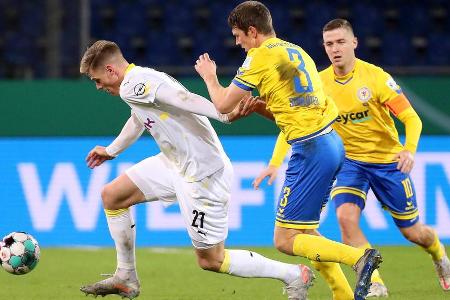 Feierte sein Sensations-Debüt in der Profi-Mannschaft des BVB. Bekam bei seinen beiden Kopfbällen keinen Druck hinter die Ku...