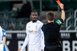 Gladbach verliert an Boden - Rot für Spucker Thuram