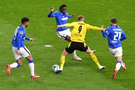 Zur ungewohnten Anstoßzeit um 20:30 Uhr duellierten sich am Samstag Hertha BSC und Borussia Dortmund. In einem spektakulären... Zur ungewohnten Anstoßzeit um 20:30 Uhr duellierten sich am Samstag Hertha BSC und Borussia Dortmund. In einem spektakulären...