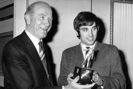 Matt Busby (l.) über George Best: 'Er war wirklich beidfüßig, und manchmal hatte es sogar den Anschein, dass er sechs Füße h...