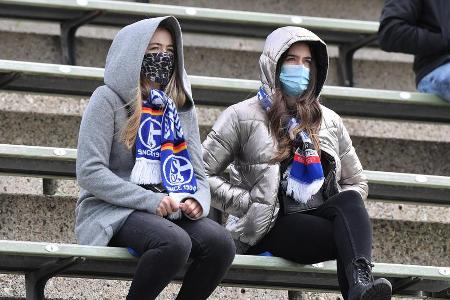 Kein Wunder, dass sich die Schalke-Anhänger Sorgen machen, dass sich ihr Klub sich immer mehr von seiner Basis entfernt. 'Ey...