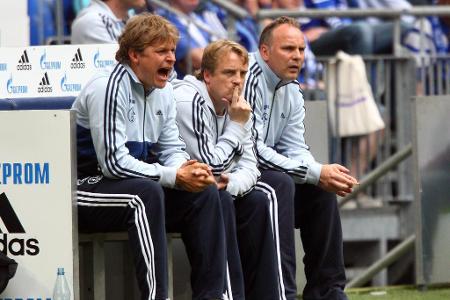 Auf Mirko Slomka folgte ein Gespann aus Chef Mike Büskens (M.), Co-Trainer Youri Mulder (l.) und Torwarttrainer Oliver Reck....