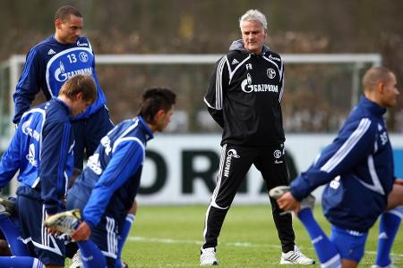 Sprachliche Probleme, ein stures Festhalten am niederländischen 4-3-3 ohne das benötigte Spielermaterial und wenig Respekt -...