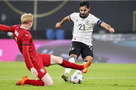 Organisierte das Spiel der DFB-Elf von der tiefen Position aus und glänzte regelmäßig mit hoher Spielintelligenz. Spielte ei...